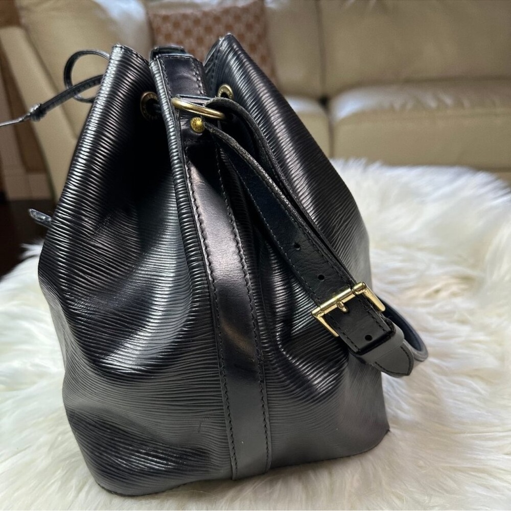 Authentic Louis Vuitton Epi Petit Noe Leather
Shoulder Bag - Picture 8 of 13